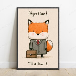 Op de afbeelding: Een ingelijste kunstprint met een cartoonvos in een grijs pak met een rode das, die een bruine aktetas vasthoudt. De tekst boven de vos luidt Objection! en de tekst eronder luidt I'll allow it. De achtergrond heeft een licht cr&egrave;mekleurige tint.