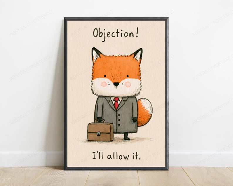Op de afbeelding: Een ingelijste kunstprint met een cartoonvos in een grijs pak met een rode das, die een bruine aktetas vasthoudt. De tekst boven de vos luidt Objection! en de tekst eronder luidt I'll allow it. De achtergrond heeft een licht cr&egrave;mekleurige tint.