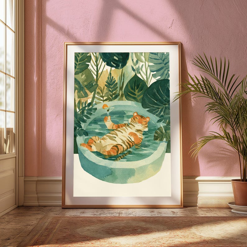 Peut inclure: Une impression d'art encadr&eacute;e repr&eacute;sentant une illustration &agrave; l'aquarelle d'un tigre ray&eacute; orange et noir flottant sur le dos dans une piscine ronde bleu clair. Le tigre tient un petit verre &agrave; cocktail. La sc&egrave;ne est entour&eacute;e de feuilles tropicales vertes.