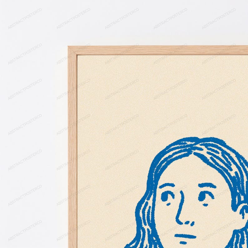 Pu&ograve; includere: Una stampa artistica da parete incorniciata che presenta un disegno a linee blu della testa e delle spalle di una persona su uno sfondo beige chiaro. L'opera &egrave; racchiusa in una cornice di legno chiaro, con uno stile illustrativo semplice e testurizzato.