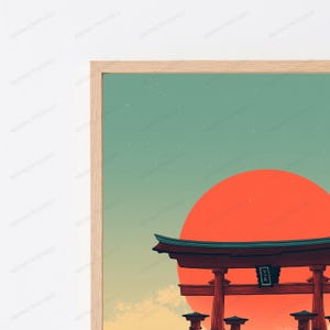 K&ouml;nnte beinhalten: Ein gerahmter Wandkunstdruck mit einer gro&szlig;en, einfarbig roten Sonne hinter einem dunkelroten Torii-Tor. Der Hintergrund verl&auml;uft von einem hellgr&uuml;nen Himmel oben zu einem blassgelben Horizont unten, mit einem kleinen schwarzen Schild am Tor.