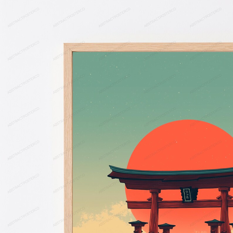 K&ouml;nnte beinhalten: Ein gerahmter Wandkunstdruck mit einer gro&szlig;en, einfarbig roten Sonne hinter einem dunkelroten Torii-Tor. Der Hintergrund verl&auml;uft von einem hellgr&uuml;nen Himmel oben zu einem blassgelben Horizont unten, mit einem kleinen schwarzen Schild am Tor.