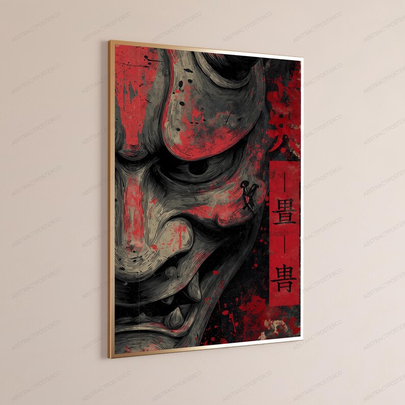 K&ouml;nnte beinhalten: Ein rechteckiger Wandkunstdruck mit einer Nahaufnahme einer japanischen Hannya-Maske in Grau- und Schwarzt&ouml;nen mit kr&auml;ftigen roten Spritzern. Ein vertikales rotes rechteckiges Feld auf der rechten Seite enth&auml;lt schwarze japanische Kanji-Zeichen.