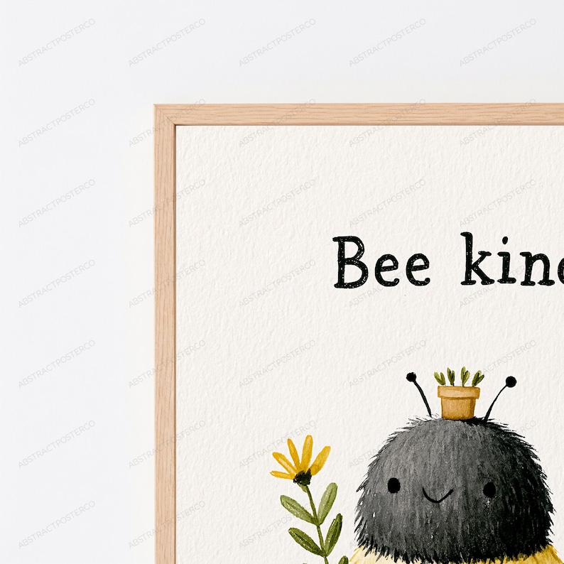 K&ouml;nnte beinhalten: Ein gerahmter Kunstdruck mit einer flauschigen, runden, schwarz-gelben Bienenfigur, die eine kleine Topfpflanze auf dem Kopf tr&auml;gt. Die Biene hat ein einfaches l&auml;chelndes Gesicht und steht neben einer gelben Blume. Der Text Bee kind steht dar&uuml;ber.