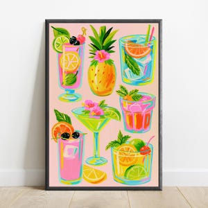 K&ouml;nnte beinhalten: Ein farbenfroher Kunstdruck auf hellrosa Hintergrund mit verschiedenen tropischen Cocktails in Gl&auml;sern, darunter eine Ananas, ein Martiniglas mit Hibiskusbl&uuml;ten und mehrere Trinkgl&auml;ser, garniert mit Zitrusfr&uuml;chten, Kirschen und Minze.