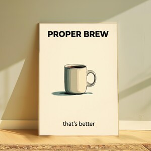 Op de afbeelding: Een rechthoekige wandposter met een cr&egrave;mekleurige achtergrond en een centrale illustratie van een koffiemok gevuld met donkere vloeistof. De tekst PROPER BREW staat in het zwart bovenaan en de tekst that's better staat onderaan.