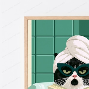 Pu&ograve; includere: Una stampa artistica da parete incorniciata raffigurante un gatto bianco e nero che indossa un asciugamano bianco avvolto intorno alla testa e occhiali a gatto color verde acqua scuro. Il gatto &egrave; posizionato davanti a piastrelle quadrate.