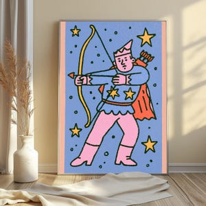 Puede incluir: Una impresi&oacute;n de arte mural rectangular que presenta una ilustraci&oacute;n estilizada de una figura con corona, t&uacute;nica azul con estrellas amarillas y pantalones rosas, sosteniendo un arco y una flecha amarillos sobre un fondo azul con estrellas.