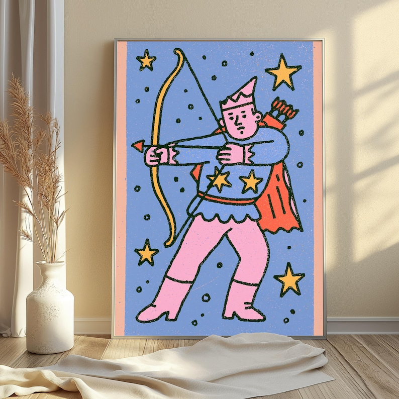 Puede incluir: Una impresi&oacute;n de arte mural rectangular que presenta una ilustraci&oacute;n estilizada de una figura con corona, t&uacute;nica azul con estrellas amarillas y pantalones rosas, sosteniendo un arco y una flecha amarillos sobre un fondo azul con estrellas.