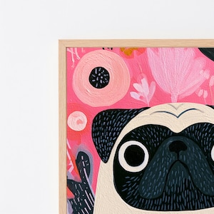 K&ouml;nnte beinhalten: Ein gerahmtes Gem&auml;lde mit einer Nahaufnahme eines Mopses mit schwarzem Gesicht und beigem Fell. Der Hintergrund ist leuchtend rosa mit stilisierten Blumenformen in Hellrosa, Wei&szlig; und Orange. Das Kunstwerk befindet sich in einem hellen Holzrahmen.