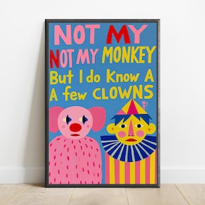 Puede incluir: Una l&aacute;mina enmarcada con fondo azul que presenta el texto NOT MY NOT MY MONKEY But I do Know A A few CLOWNS en rosa y amarillo. Debajo del texto hay dos figuras: una criatura rosa con textura y un payaso con un traje de rayas.