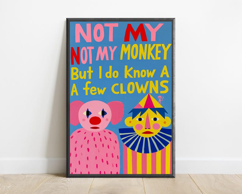 Puede incluir: Una l&aacute;mina enmarcada con fondo azul que presenta el texto NOT MY NOT MY MONKEY But I do Know A A few CLOWNS en rosa y amarillo. Debajo del texto hay dos figuras: una criatura rosa con textura y un payaso con un traje de rayas.