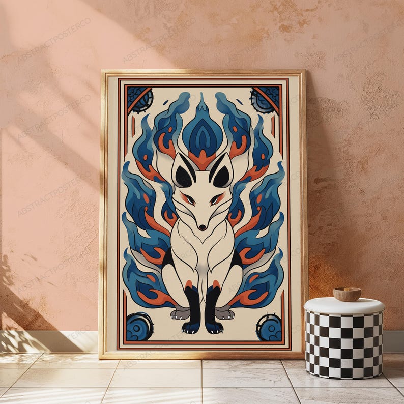 K&ouml;nnte beinhalten: Ein gerahmtes vertikales Poster mit einer stilisierten Illustration eines wei&szlig;en Fuchses mit schwarz gef&auml;rbten Ohren und Pfoten, umgeben von flie&szlig;enden blauen und orangefarbenen flammenartigen Mustern, eingefasst in einen rechteckigen Rahmen.