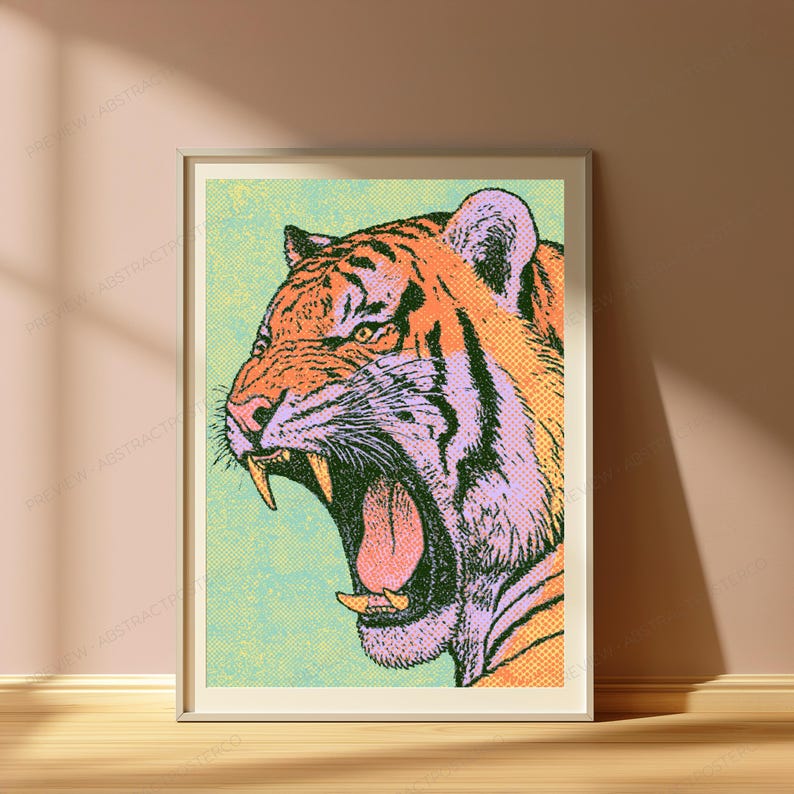 Może przedstawiać: Oprawiony wydruk ścienny przedstawiający ilustrację w stylu pop-art ryczącego tygrysa. Tygrys jest przedstawiony w odcieniach pomarańczu, czerni i jasnego fioletu na teksturowanym jasnozielonym tle, z wykorzystaniem widocznego wzoru p&oacute;łton&oacute;w.