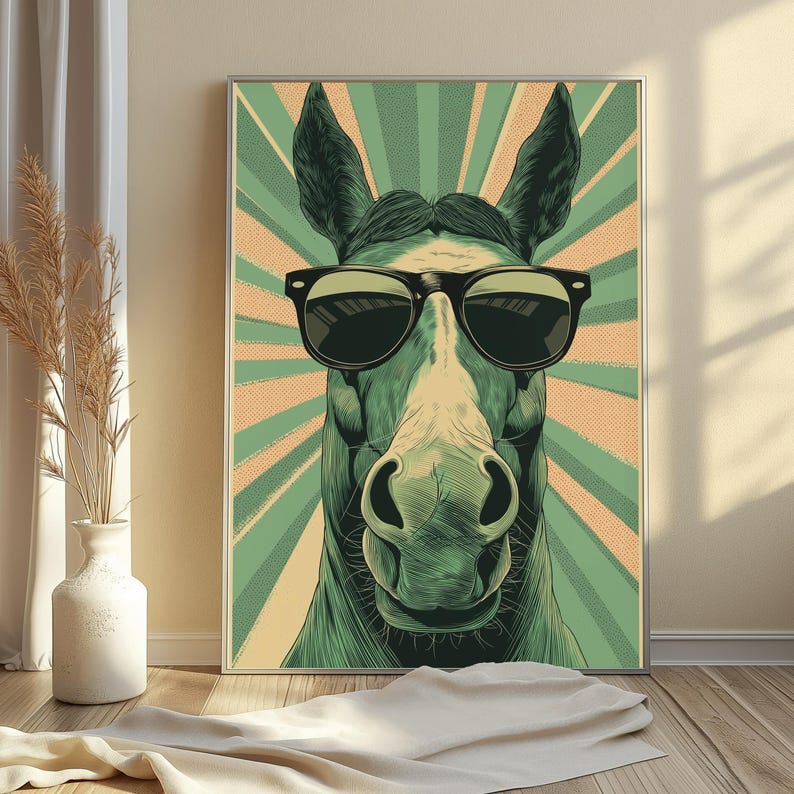 K&ouml;nnte beinhalten: Ein gerahmter Wandkunstdruck mit einer stilisierten Illustration eines Pferdes, das eine schwarze Sonnenbrille tr&auml;gt. Das Pferd ist in Gr&uuml;n- und Cremet&ouml;nen gehalten und vor einem Hintergrund aus strahlenden Sonnenstrahlen in Gr&uuml;n und Beige.