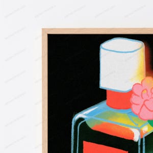 Puede incluir: Una l&aacute;mina de arte mural enmarcada que presenta una ilustraci&oacute;n estilizada de un frasco de perfume con tap&oacute;n blanco, cuello rojo y cuerpo rectangular con degradados en azul, amarillo y naranja, acentuado por una flor rosa sobre fondo negro.
