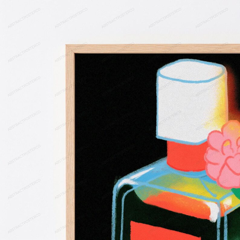 Puede incluir: Una l&aacute;mina de arte mural enmarcada que presenta una ilustraci&oacute;n estilizada de un frasco de perfume con tap&oacute;n blanco, cuello rojo y cuerpo rectangular con degradados en azul, amarillo y naranja, acentuado por una flor rosa sobre fondo negro.