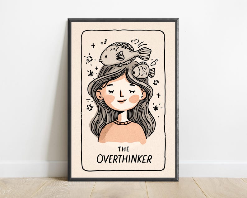K&ouml;nnte beinhalten: Ein gerahmter Wandkunstdruck mit einer Strichzeichnung einer Person, auf deren Kopf zwei Fische ruhen. Der Hintergrund ist cremefarben mit kleinen Sternakzenten. Der Text am unteren Rand lautet THE OVERTHINKER in schwarzer Schrift.