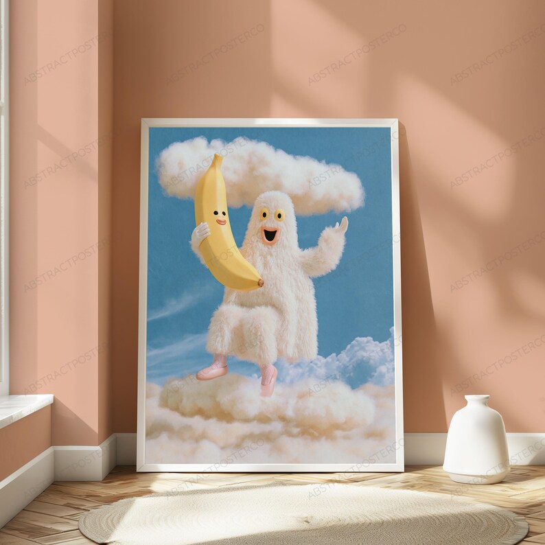 K&ouml;nnte beinhalten: Ein gerahmter Wandkunstdruck mit einer surrealen Illustration eines wei&szlig;en, pelzigen, geisterhaften Wesens mit einem breiten, l&auml;chelnden Gesicht. Das Wesen schwebt in einem blauen Himmel zwischen wei&szlig;en Wolken und h&auml;lt eine gro&szlig;e, gelbe, l&auml;chelnde Banane.