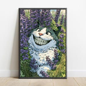 Peut inclure: Une impression d'art encadr&eacute;e repr&eacute;sentant un chat noir et blanc avec un large sourire aux dents visibles, entour&eacute; de grandes fleurs violettes et d'herbe verte. Le chat a le poitrail et le visage blancs avec des marques sombres.