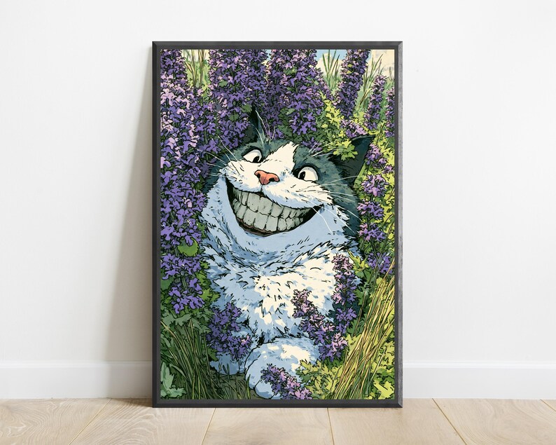 Peut inclure: Une impression d'art encadr&eacute;e repr&eacute;sentant un chat noir et blanc avec un large sourire aux dents visibles, entour&eacute; de grandes fleurs violettes et d'herbe verte. Le chat a le poitrail et le visage blancs avec des marques sombres.
