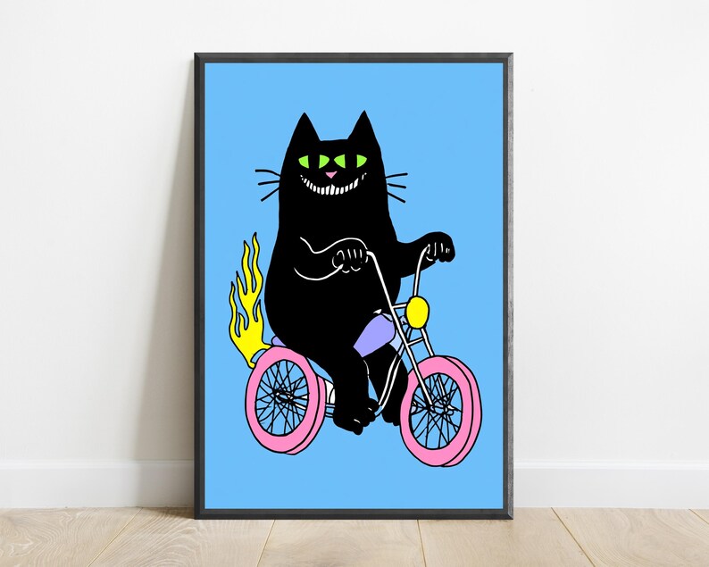 Zły, uśmiechnięty czarny kot na motocyklu – wydruk pop-art | Psotny kot motocyklista – grafika ścienna | Oryginalny wystrój domu | Pobieranie cyfrowe A3 A2 A1 zdjęcie 7