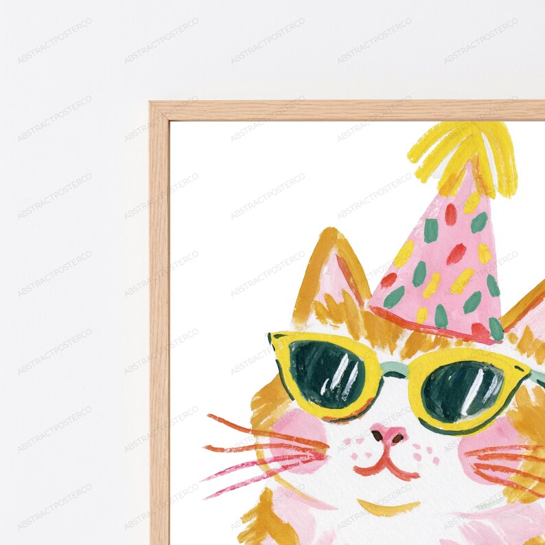 K&ouml;nnte beinhalten: Ein gerahmter Kunstdruck mit einer Aquarellillustration einer orangefarbenen Katze, die eine gelb umrandete Sonnenbrille und einen rosa Partyhut mit bunten Punkten tr&auml;gt. Die Katze hat sichtbare Schnurrhaare und eine kleine rosa Nase.