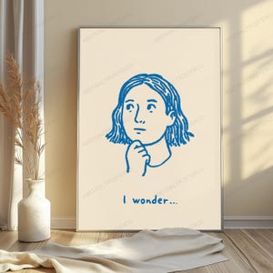 Pu&ograve; includere: Una stampa artistica da parete rettangolare con un disegno a linee blu di una persona con i capelli corti che appoggia il mento sulla mano in una posa pensierosa. Sotto l'illustrazione, il testo I wonder &egrave; scritto in blu su sfondo crema.