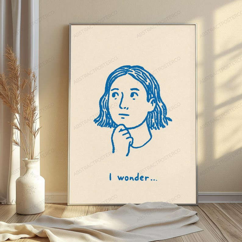 Pu&ograve; includere: Una stampa artistica da parete rettangolare con un disegno a linee blu di una persona con i capelli corti che appoggia il mento sulla mano in una posa pensierosa. Sotto l'illustrazione, il testo I wonder &egrave; scritto in blu su sfondo crema.