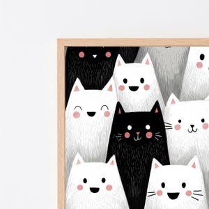 K&ouml;nnte beinhalten: Ein gerahmter Wandkunstdruck mit einem sich wiederholenden Muster aus stilisierten Katzen in Schwarz, Wei&szlig; und Grau. Die Katzen haben einfache Gesichtsz&uuml;ge, darunter runde schwarze Augen, kleine rosa Wangen und verschiedene Ausdr&uuml;cke, alles in einem texturierten Linienstil.