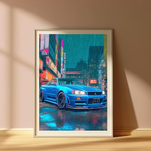 Pu&ograve; includere: Una stampa artistica incorniciata raffigurante un'auto sportiva blu brillante parcheggiata su una strada cittadina bagnata durante un temporale. Lo sfondo presenta alti edifici con insegne al neon luminose e testo giapponese verticale riflesso.