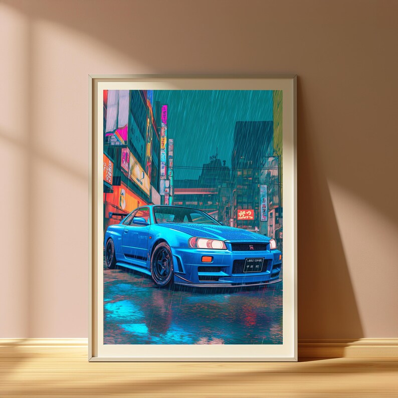 Pu&ograve; includere: Una stampa artistica incorniciata raffigurante un'auto sportiva blu brillante parcheggiata su una strada cittadina bagnata durante un temporale. Lo sfondo presenta alti edifici con insegne al neon luminose e testo giapponese verticale riflesso.