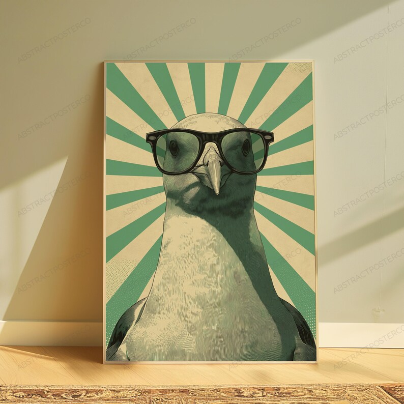 Pu&ograve; includere: Un poster da parete rettangolare con un'illustrazione centrata di un gabbiano che indossa occhiali con montatura nera. Lo sfondo &egrave; costituito da un motivo a raggiera con raggi alternati di colore verde acqua e crema.