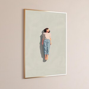 Pu&ograve; includere: Una stampa artistica da parete incorniciata che presenta un'illustrazione minimalista di una persona con capelli scuri, che indossa una maglietta rosa chiaro e pantaloni blu, fluttuante su uno sfondo beige chiaro con un'ombra scura e distinta.