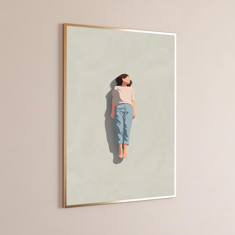 Pu&ograve; includere: Una stampa artistica da parete incorniciata che presenta un'illustrazione minimalista di una persona con capelli scuri, che indossa una maglietta rosa chiaro e pantaloni blu, fluttuante su uno sfondo beige chiaro con un'ombra scura e distinta.
