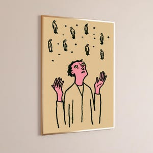 Op de afbeelding: Een ingelijste kunstdruk op een beige achtergrond met een figuur met een roze huid en opgeheven handen, die omhoog kijkt naar een groepje kleine zwarte stokfiguurtjes en verspreide zwarte stippen in het bovenste gedeelte van het kader.