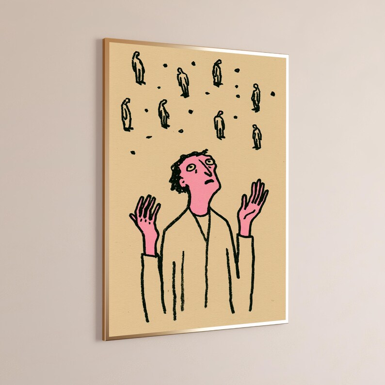 Op de afbeelding: Een ingelijste kunstdruk op een beige achtergrond met een figuur met een roze huid en opgeheven handen, die omhoog kijkt naar een groepje kleine zwarte stokfiguurtjes en verspreide zwarte stippen in het bovenste gedeelte van het kader.
