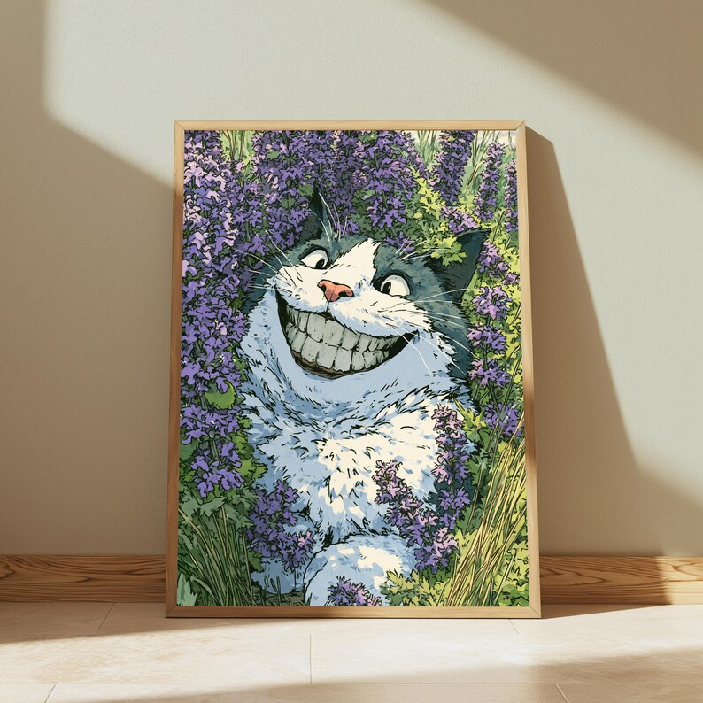 Peut inclure: Une impression d'art mural rectangulaire encadr&eacute;e repr&eacute;sentant une illustration stylis&eacute;e d'un chat avec un large sourire aux dents visibles. Le chat a un pelage gris fonc&eacute; et blanc, entour&eacute; de fleurs violettes et d'herbe verte.