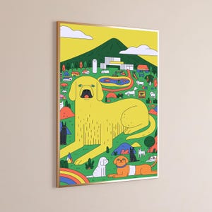 Pode incluir: Uma impress&atilde;o de arte de parede emoldurada apresentando um c&atilde;o amarelo grande em primeiro plano contra uma paisagem com uma montanha verde, pequenos edif&iacute;cios, &aacute;rvores e v&aacute;rios c&atilde;es e gatos menores em uma ilustra&ccedil;&atilde;o vibrante e plana.