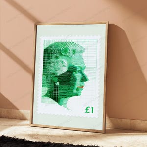 Op de afbeelding: Een ingelijste kunstdruk met een groene grafische illustratie van een monarch in profiel, vormgegeven als een postzegel met geperforeerde randen. Het ontwerp bevat een rasterpatroon en de tekst &pound;1 in de rechterbenedenhoek.