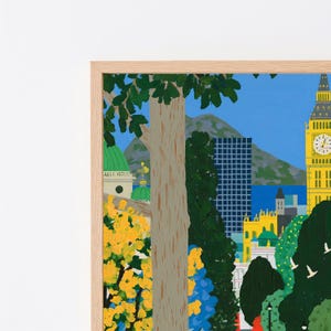Puede incluir: Una pintura enmarcada que representa un paisaje urbano con una torre de reloj amarilla a la derecha, un gran tronco de &aacute;rbol central, follaje verde, cielo azul y un edificio alto de color azul oscuro con patr&oacute;n de rejilla ante monta&ntilde;as.