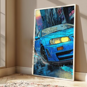 Peut inclure: Une impression d'art verticale encadr&eacute;e repr&eacute;sentant une voiture de sport bleu vif gar&eacute;e dans une rue urbaine humide sous la pluie. La voiture poss&egrave;de un phare jaune vif et des roues sombres. Le fond montre des immeubles sous un ciel au coucher du soleil.