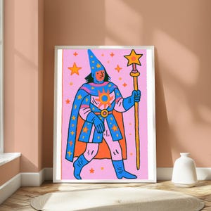 Może przedstawiać: Oprawiony wydruk artystyczny przedstawiający stylizowaną ilustrację postaci w niebieskim kapeluszu czarodzieja, pelerynie i butach, ozdobionych ż&oacute;łtymi gwiazdami. Postać trzyma wysoki kostur zwieńczony ż&oacute;łtą gwiazdą na tle r&oacute;żowego tła.