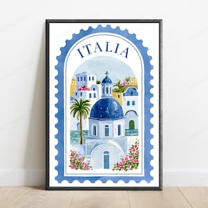 K&ouml;nnte beinhalten: Ein gerahmter Kunstdruck mit einer Aquarellillustration eines Geb&auml;udes im mediterranen Stil mit blauer Kuppel, Palmen und rosa Blumen, gestaltet wie eine Briefmarke mit dem Wort ITALIA im oberen Bereich.
