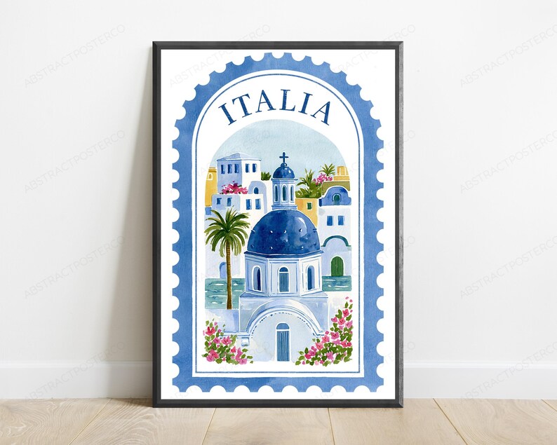 K&ouml;nnte beinhalten: Ein gerahmter Kunstdruck mit einer Aquarellillustration eines Geb&auml;udes im mediterranen Stil mit blauer Kuppel, Palmen und rosa Blumen, gestaltet wie eine Briefmarke mit dem Wort ITALIA im oberen Bereich.