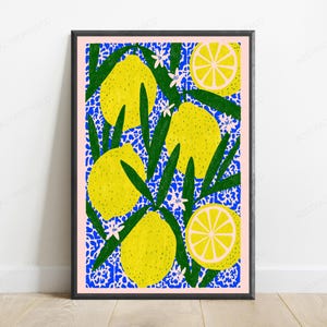 Puede incluir: Una lámina de arte vertical enmarcada con un patrón vibrante de limones amarillos brillantes y mitades de limón en rodajas, intercalados con hojas verde oscuro y pequeñas flores blancas sobre un fondo de azulejos azul y blanco.