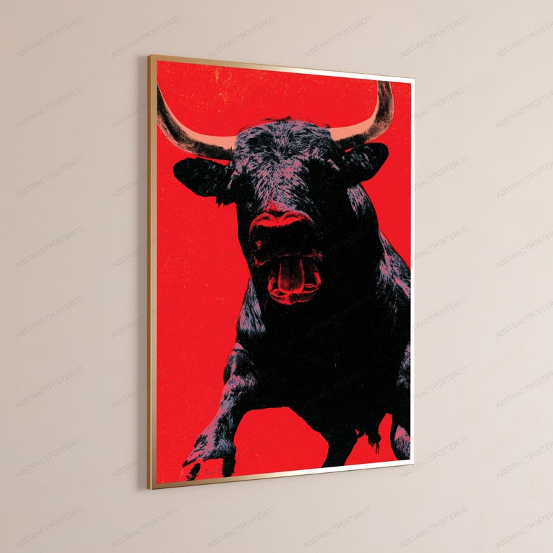 K&ouml;nnte beinhalten: Ein gerahmter Wandkunstdruck mit einer kontrastreichen grafischen Illustration eines Stiers. Der Stier ist in tiefen Schwarzt&ouml;nen mit sichtbarer Textur dargestellt und vor einem leuchtend roten, einfarbigen Hintergrund platziert.