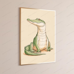 Puede incluir: Una l&aacute;mina de arte mural enmarcada que presenta una ilustraci&oacute;n estilizada de un cocodrilo verde con el vientre claro, en posici&oacute;n sentada sobre un fondo de color crema p&aacute;lido dentro de un marco fino de tono dorado.