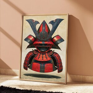 Peut inclure: Une impression d'art murale encadr&eacute;e repr&eacute;sentant une illustration d&eacute;taill&eacute;e d'un casque et d'une armure de samoura&iuml;. L'armure est color&eacute;e en rouge vif et bleu fonc&eacute;, avec des plaques superpos&eacute;es, une cr&ecirc;te centrale et un masque facial.