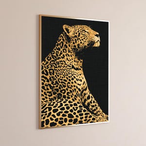 Peut inclure: Une impression d'art mural rectangulaire repr&eacute;sentant le profil d'un l&eacute;opard au pelage dor&eacute; avec des taches noires sur un fond noir uni. L'&oelig;uvre est encadr&eacute;e par un fin cadre en m&eacute;tal dor&eacute;, offrant un portrait animalier &agrave; fort contraste.